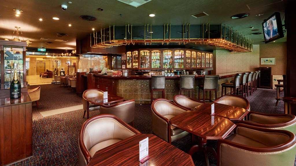 The Howard Plaza Hotel Tajpej Étterem fotó The bar at the Singapore Airlines lounge at Changi Airport