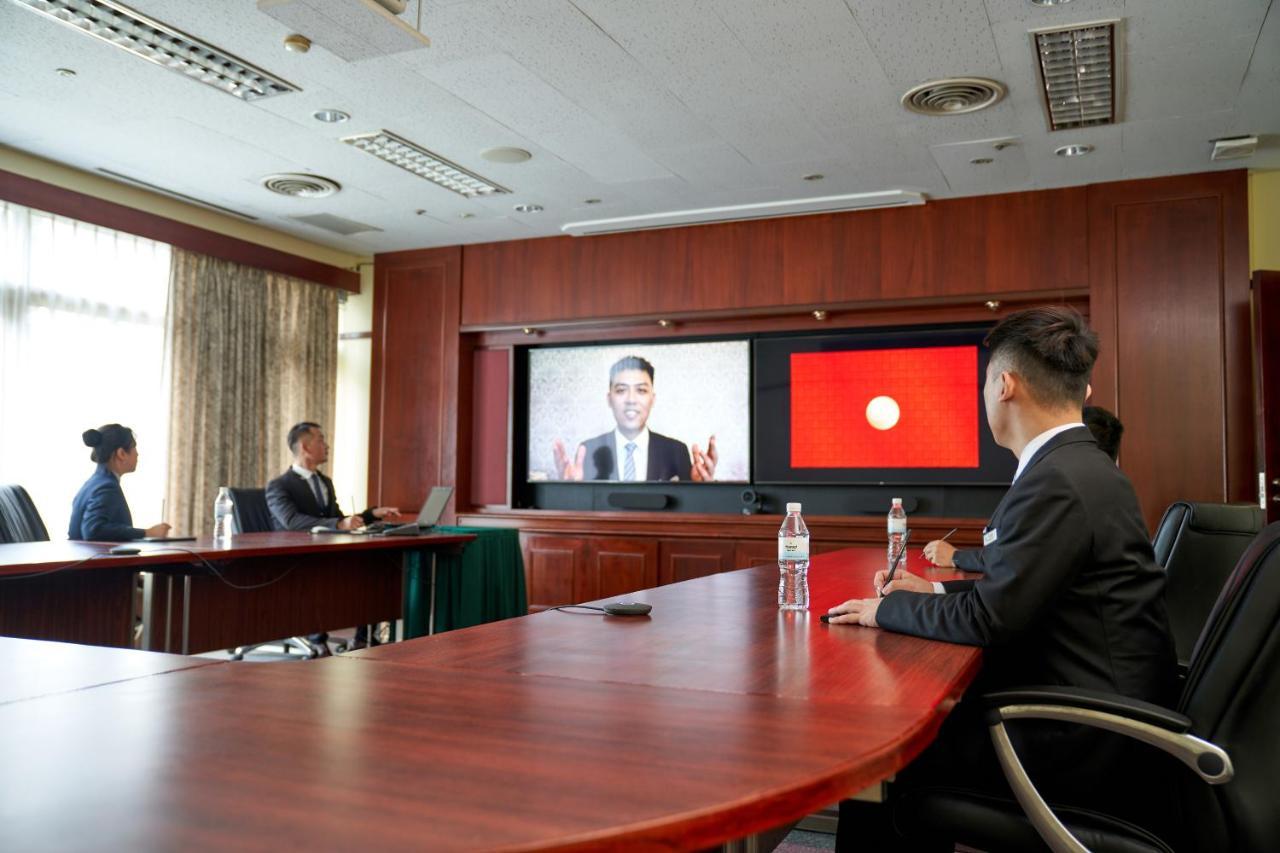 The Howard Plaza Hotel Tajpej Kültér fotó President Obama speaks to the University of International Business and Economics in Beijing, China, March 2014