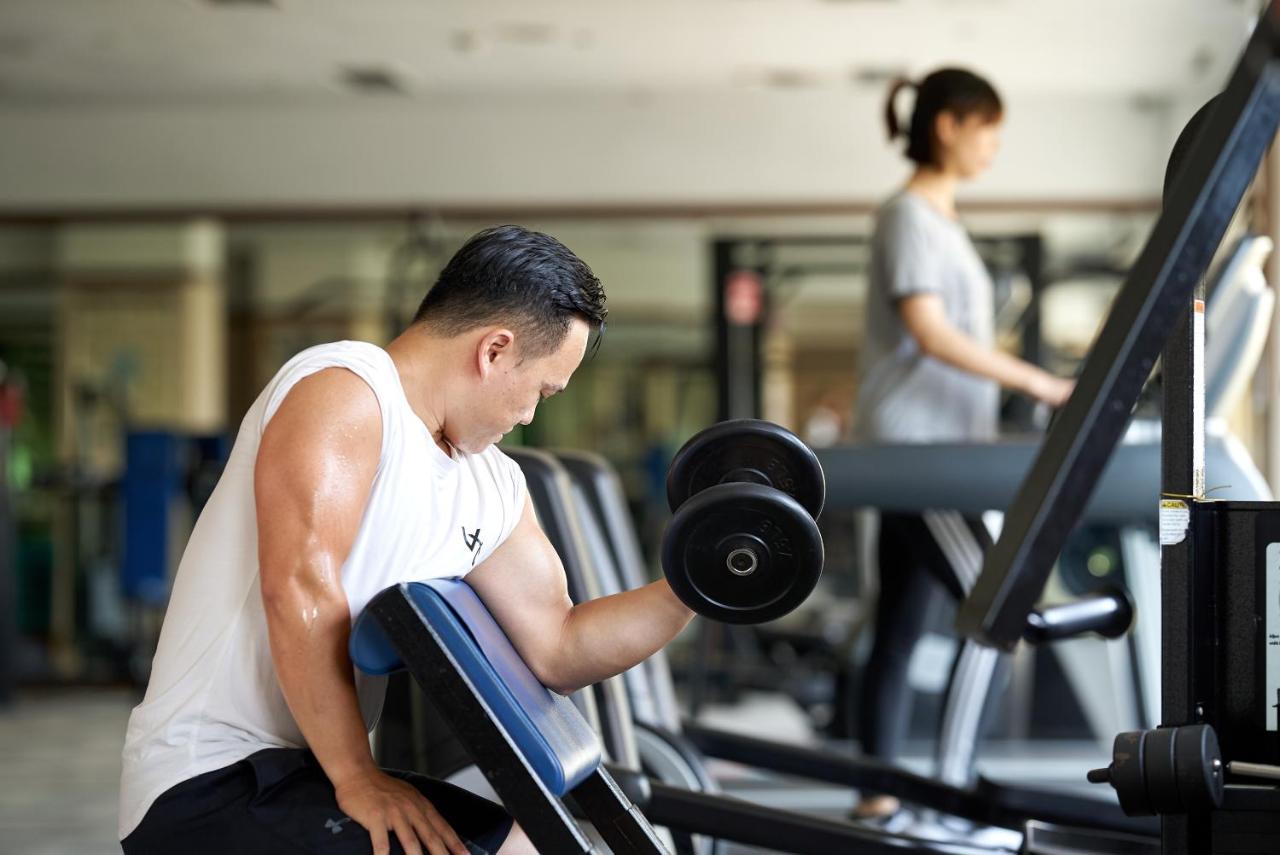 The Howard Plaza Hotel Tajpej Kültér fotó A man lifting a dumbbell