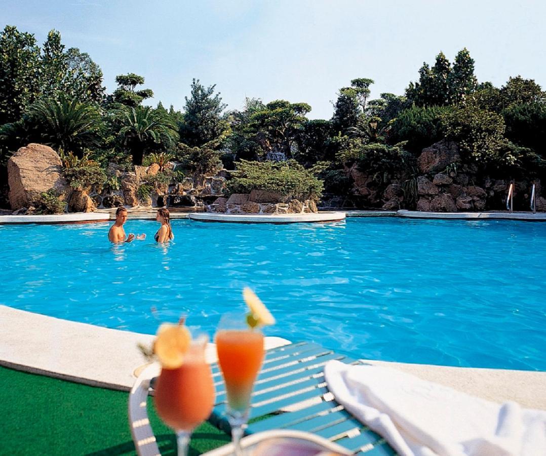 The Howard Plaza Hotel Tajpej Kültér fotó The swimming pool at the hotel