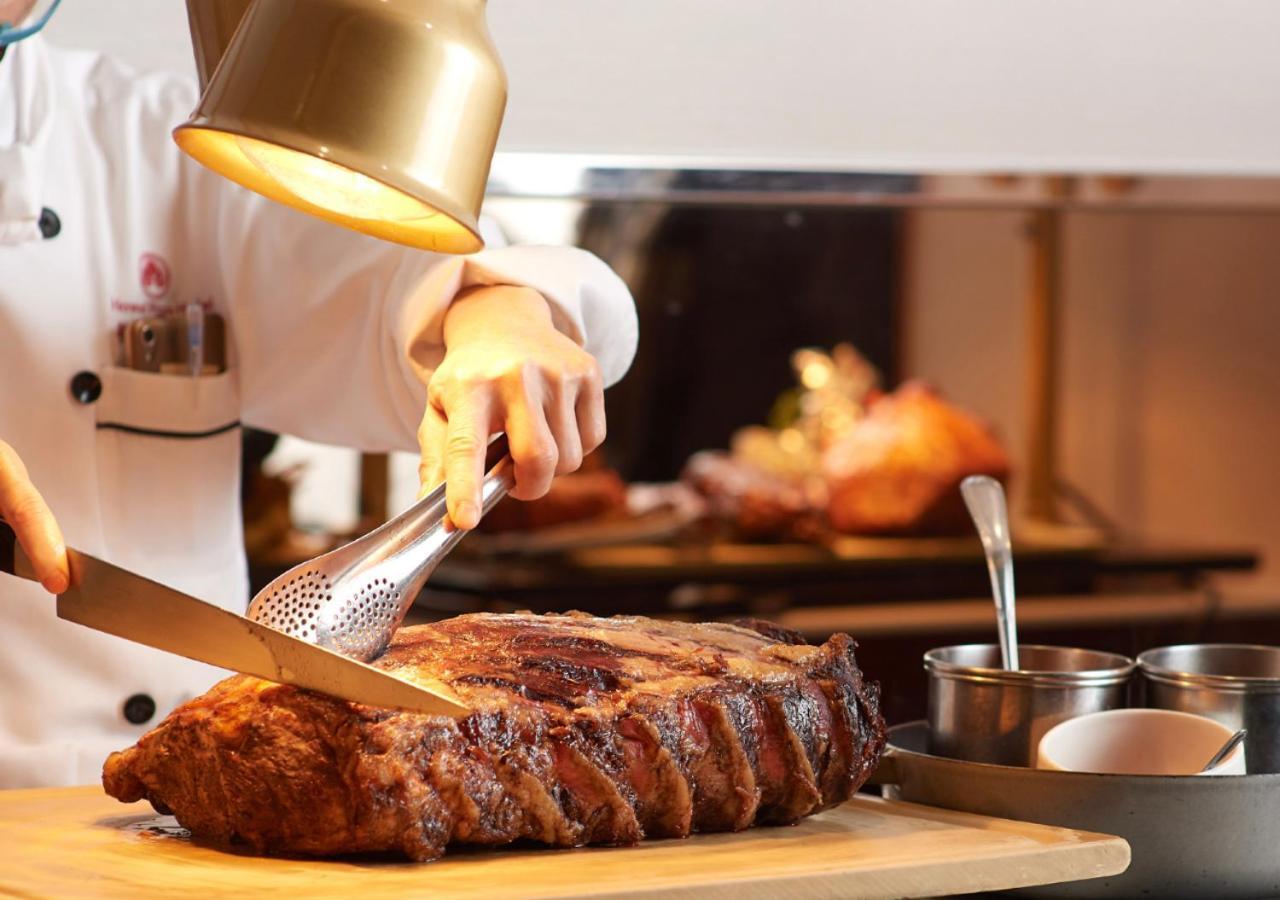 The Howard Plaza Hotel Tajpej Kültér fotó A chef carving a roast