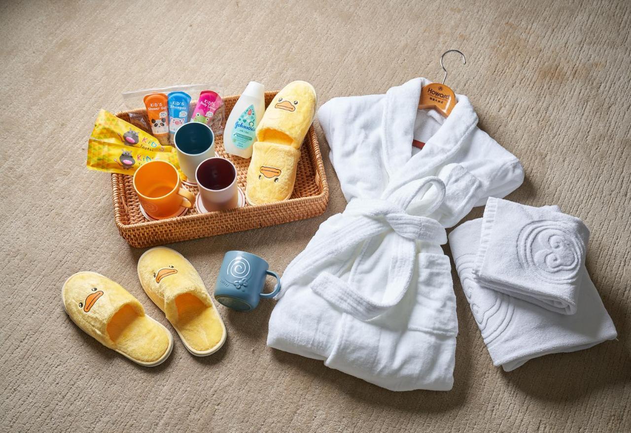 The Howard Plaza Hotel Tajpej Kültér fotó A bathrobe and slippers