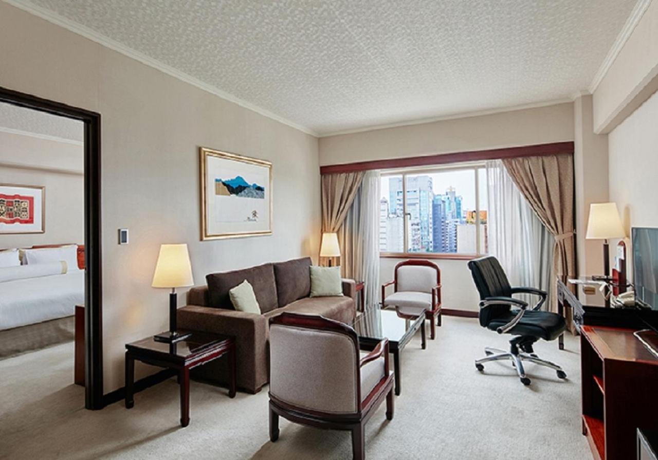 The Howard Plaza Hotel Tajpej Szoba fotó A suite at the hotel