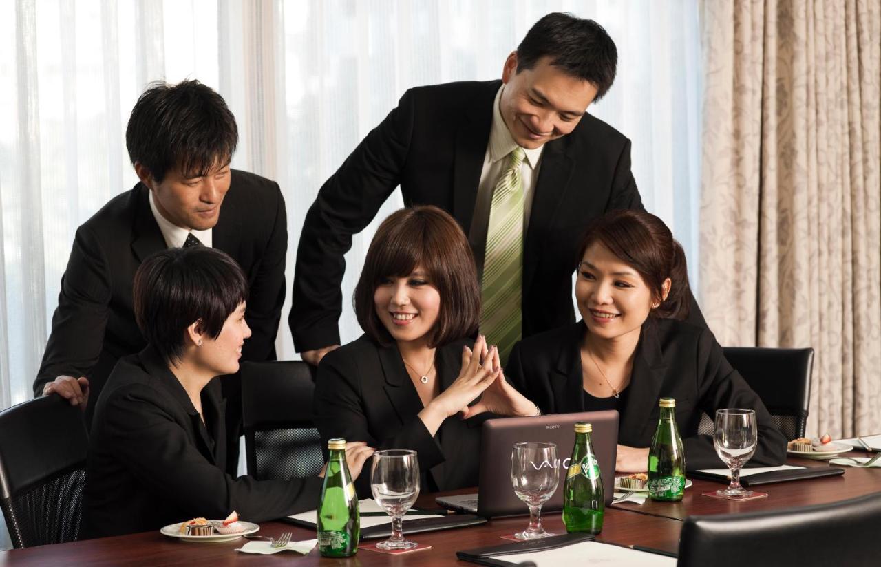 The Howard Plaza Hotel Tajpej Kültér fotó A team of businesspeople in a meeting