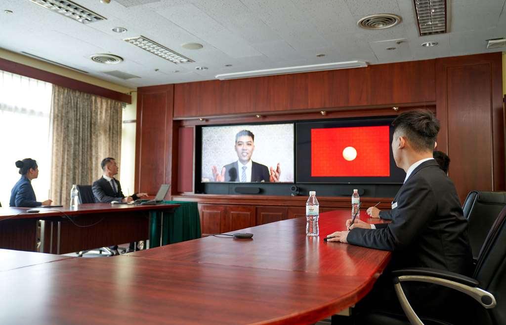 The Howard Plaza Hotel Tajpej Létesítmények fotó A teleconference in progress