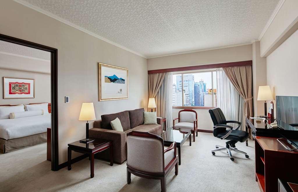 The Howard Plaza Hotel Tajpej Szoba fotó A suite at the Conrad Hong Kong