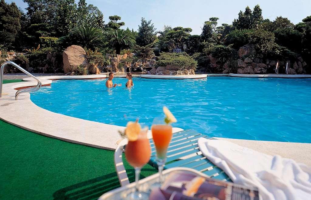 The Howard Plaza Hotel Tajpej Kültér fotó A swimming pool