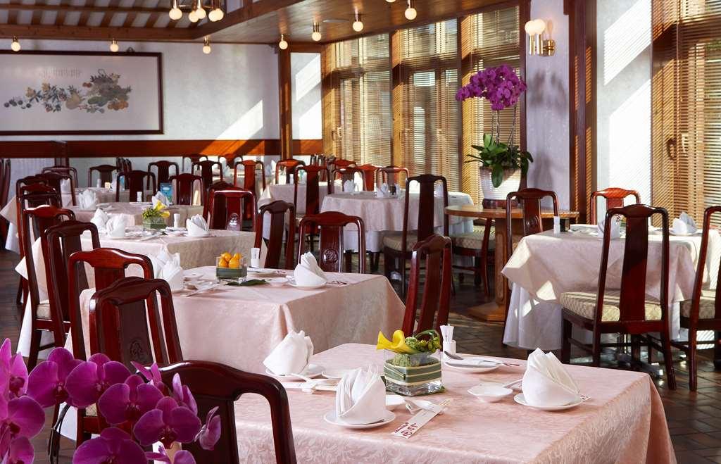 The Howard Plaza Hotel Tajpej Étterem fotó Interior of the restaurant