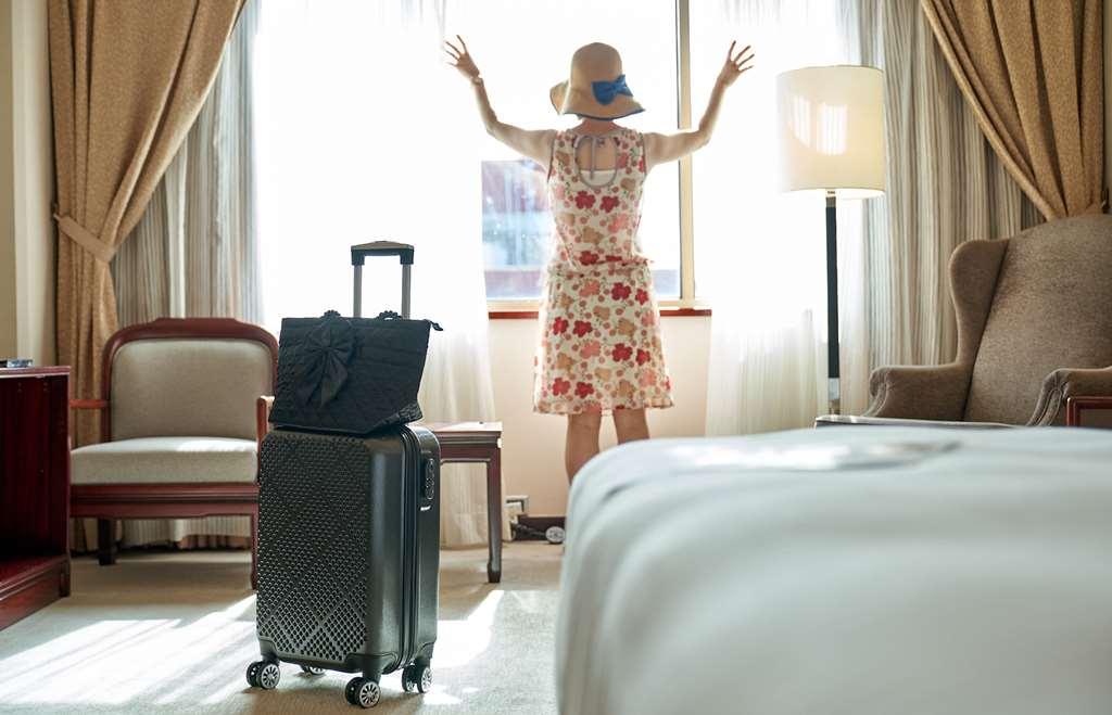 The Howard Plaza Hotel Tajpej Szoba fotó A woman in a hotel room