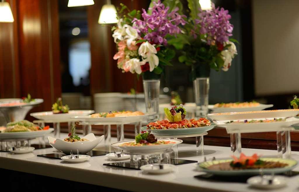 The Howard Plaza Hotel Tajpej Étterem fotó A buffet