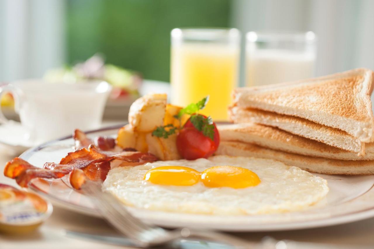 The Howard Plaza Hotel Tajpej Kültér fotó A breakfast with eggs, bacon, toast and orange juice