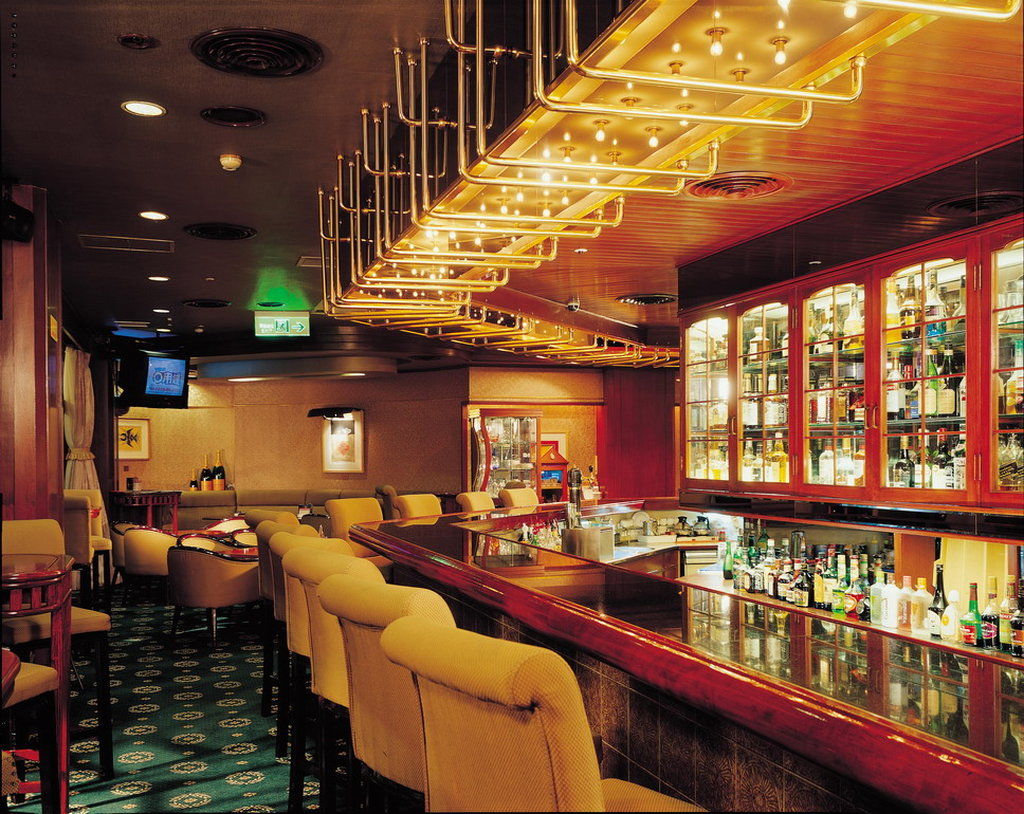 The Howard Plaza Hotel Tajpej Étterem fotó The bar on board the Queen Mary 2