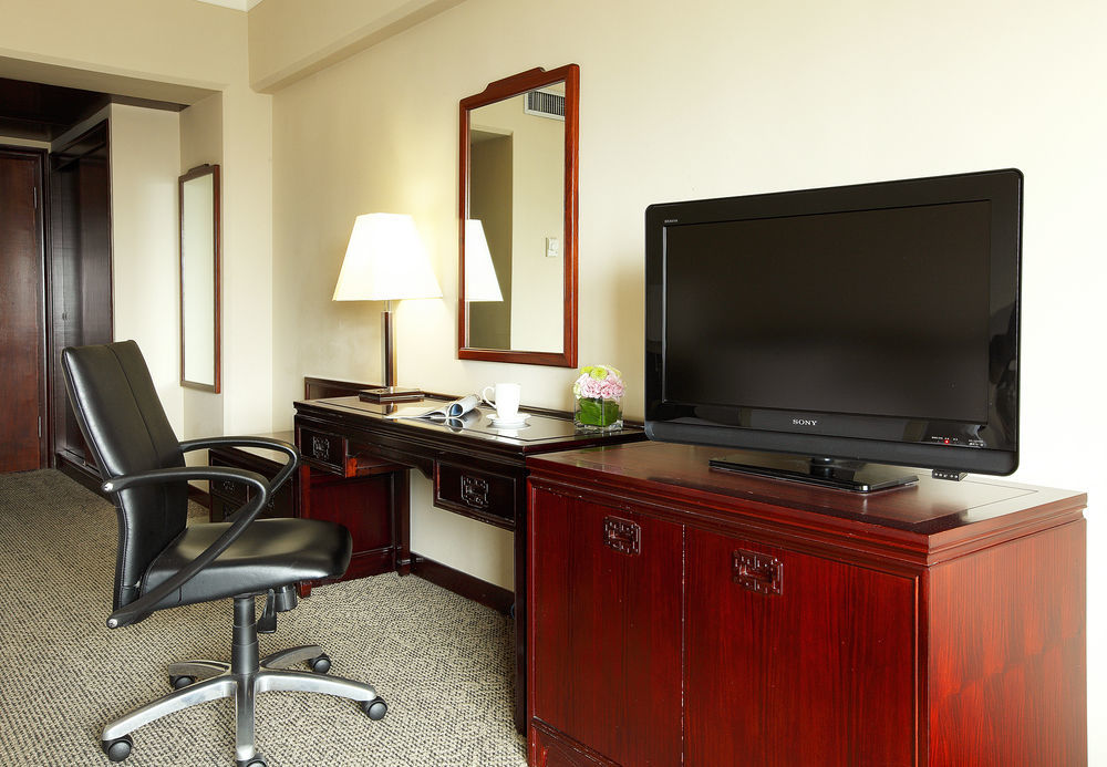 The Howard Plaza Hotel Tajpej Kültér fotó A television in a hotel room